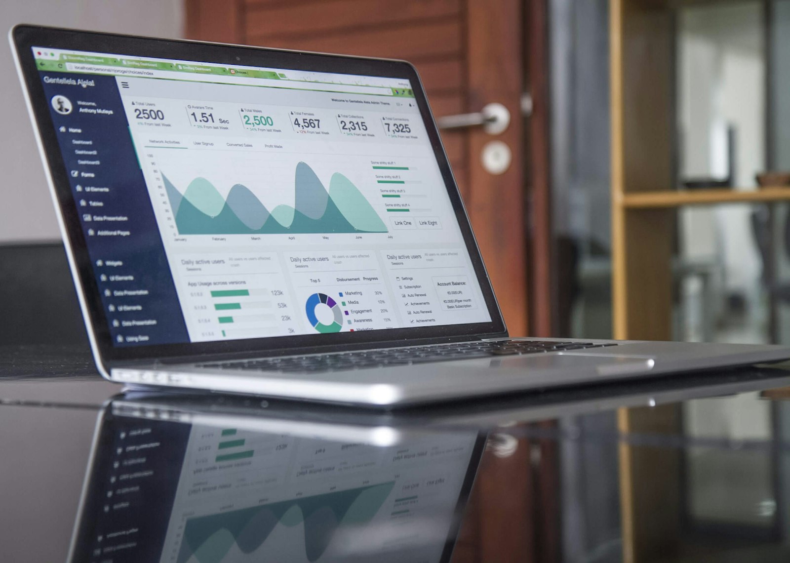 Agencia SEO en Lugo: análisis de posicionamiento web en un portátil