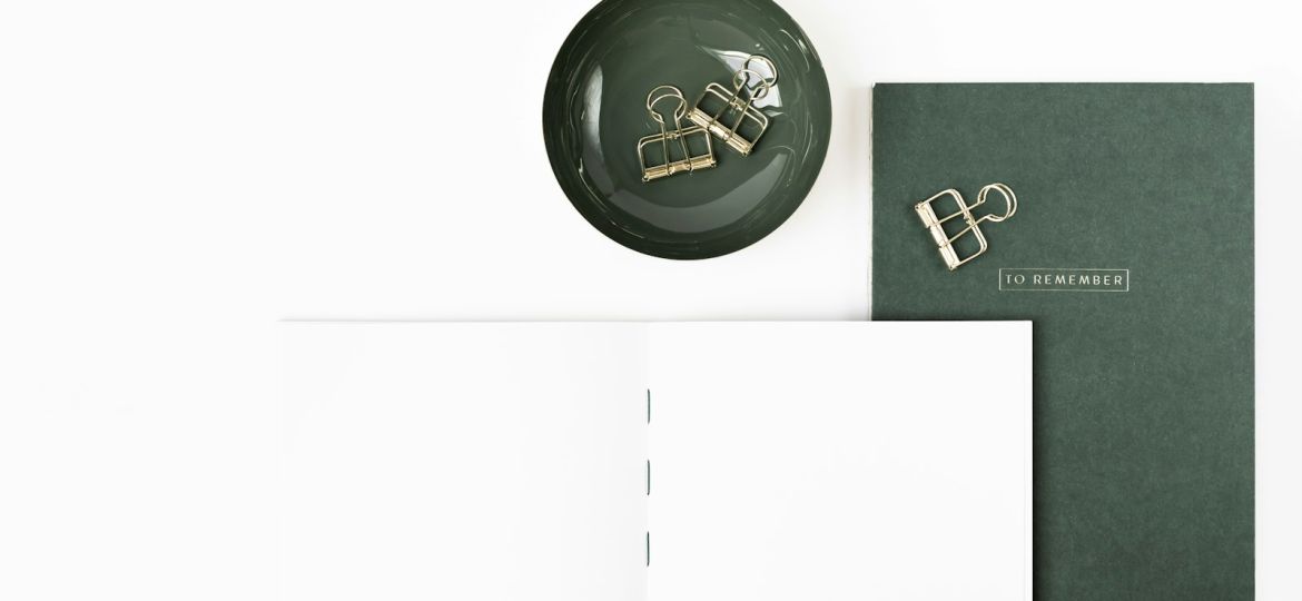 Escritorio de diseño con cuadernos y bocetos para crear una marca