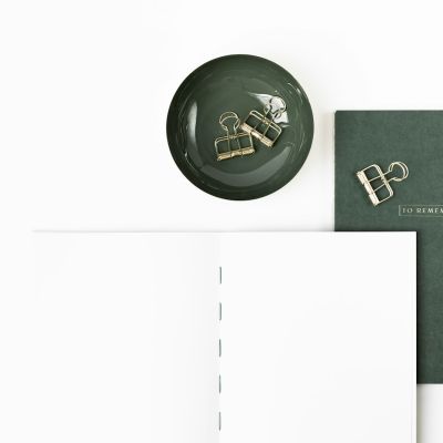Escritorio de diseño con cuadernos y bocetos para crear una marca