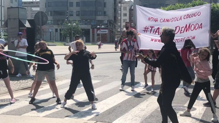 La actuación, en plena calle junto a la Muralla de Lugo