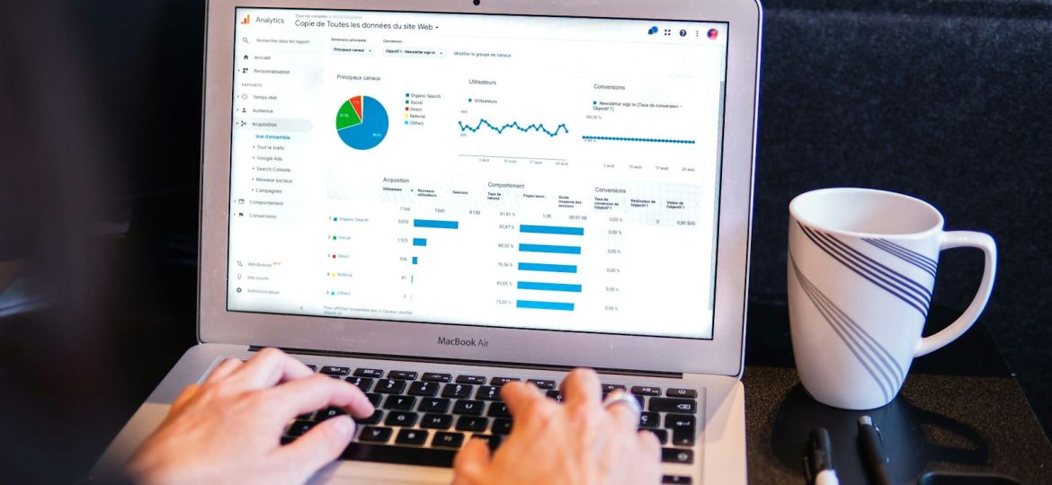 Persona revisando los resultados de una campaña de Google Ads en un portátil