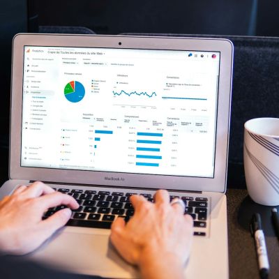 Persona revisando los resultados de una campaña de Google Ads en un portátil