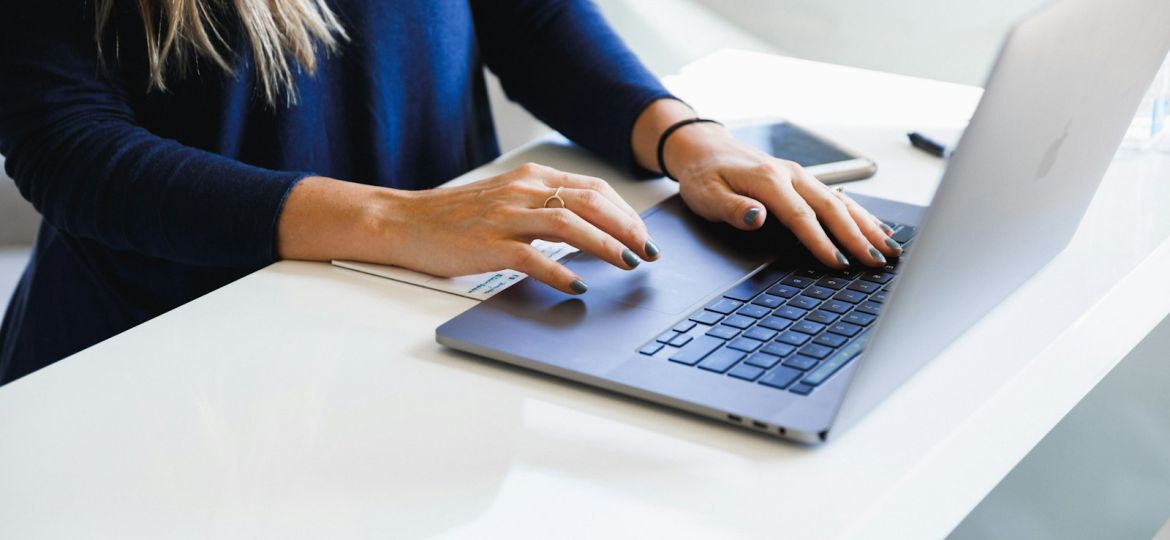 Empresaria revisando el presupuesto de SEO de su negocio en el portátil