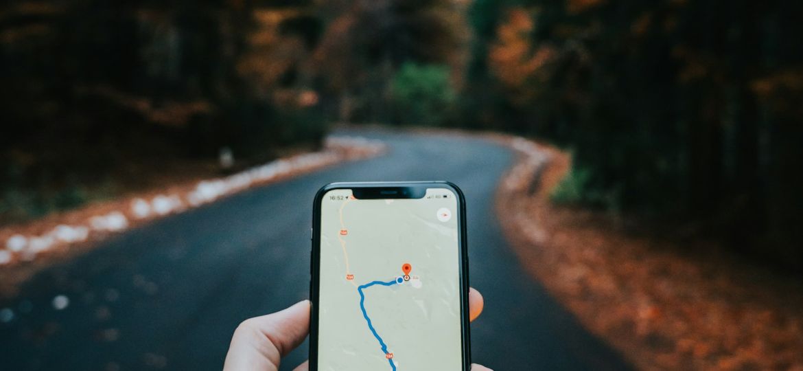 Móvil mostrando un mapa para buscar negocios cercanos en Google Maps
