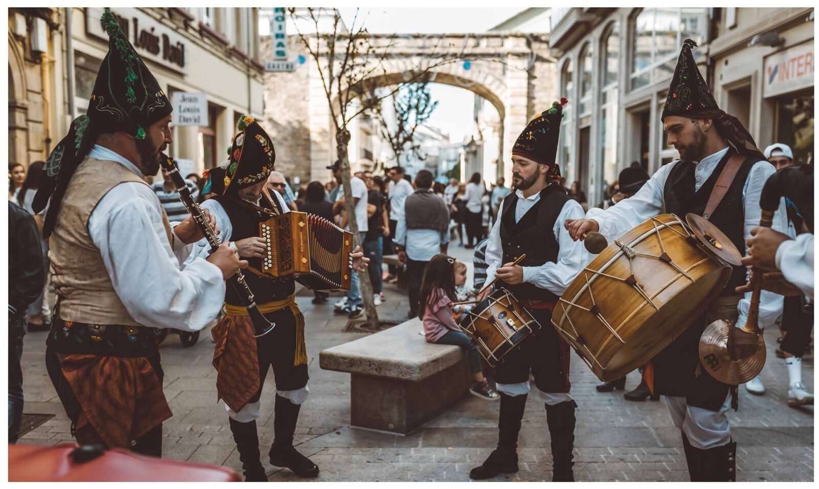 Gaiteiros en las calles de Lugo durante el San Froilán